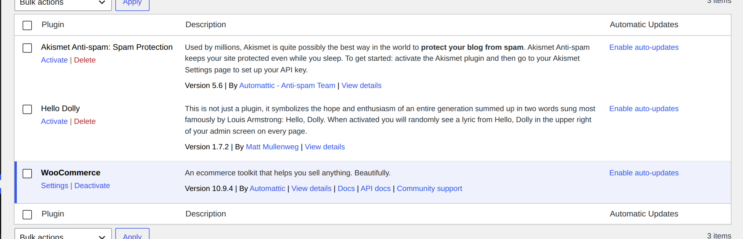 WordPress plugins list showing active WooCommerce and inactive default plugins